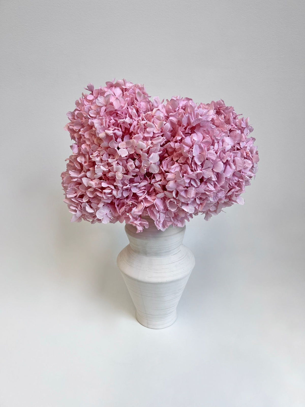 Aurelle – Cadillac Pink Preserved Hydrangea Arrangement in Sculptural White Jagged Vase – Luxe