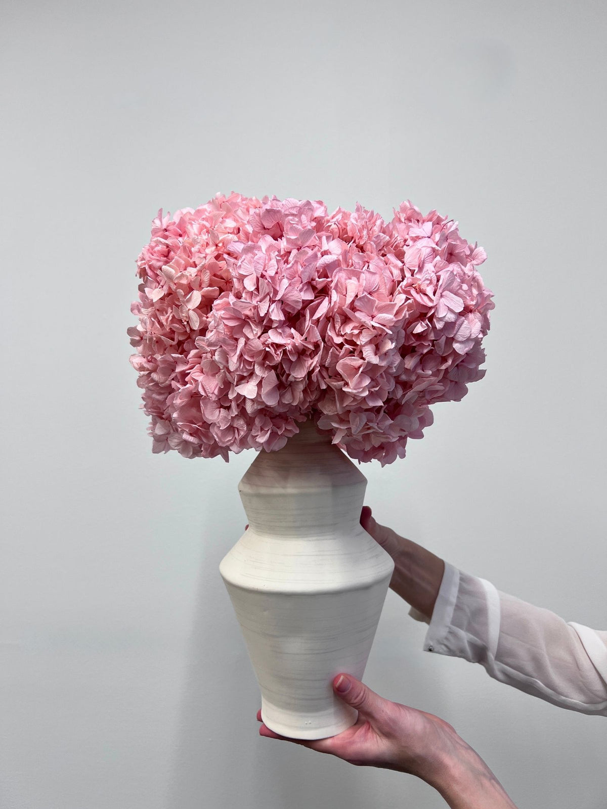 Aurelle – Cadillac Pink Preserved Hydrangea Arrangement in Sculptural White Jagged Vase – Luxe