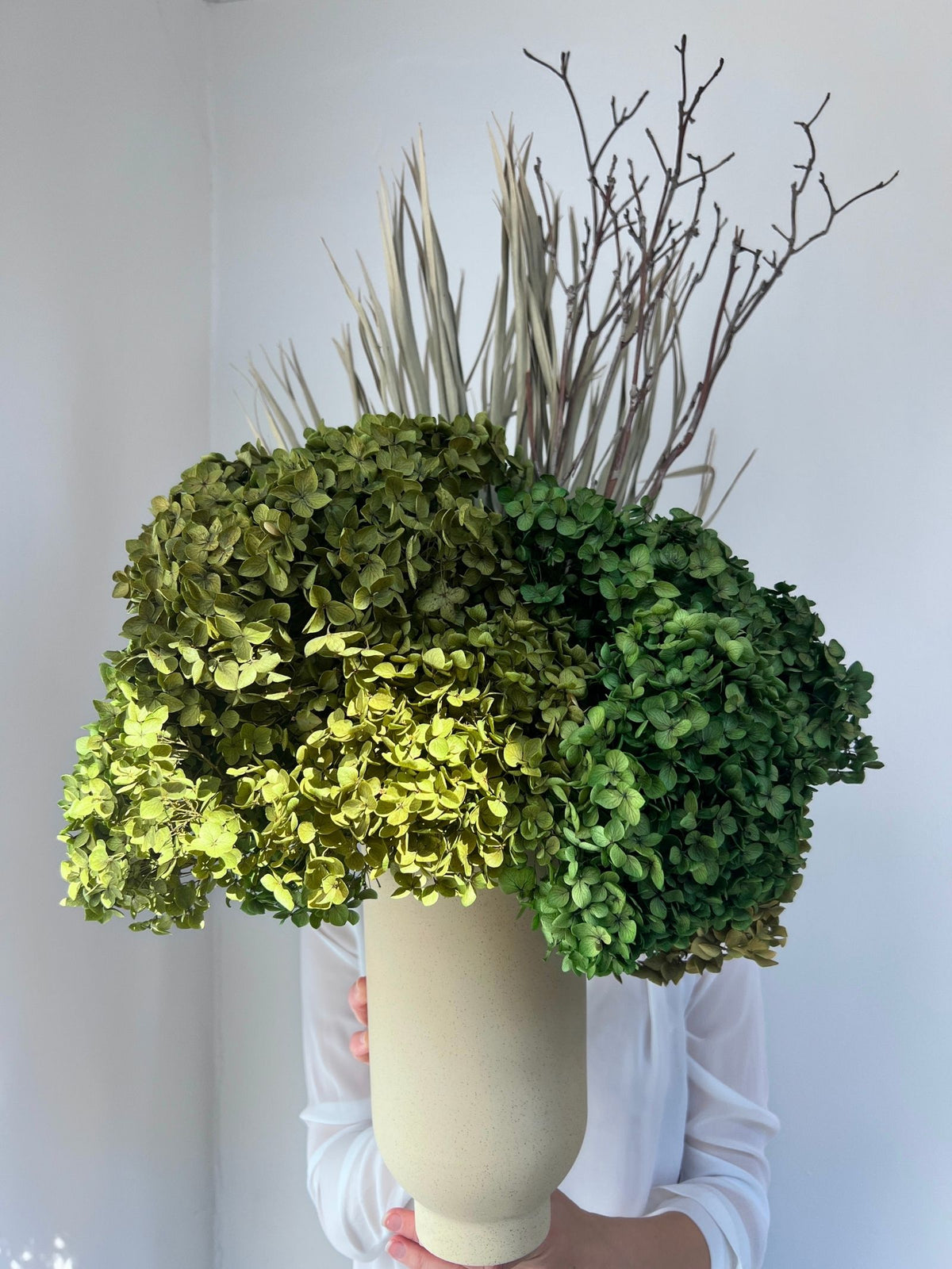 Eden – Green Preserved Hydrangea & Palm Arrangement in Audo Copenhagen Cyclades Vase – Luxe