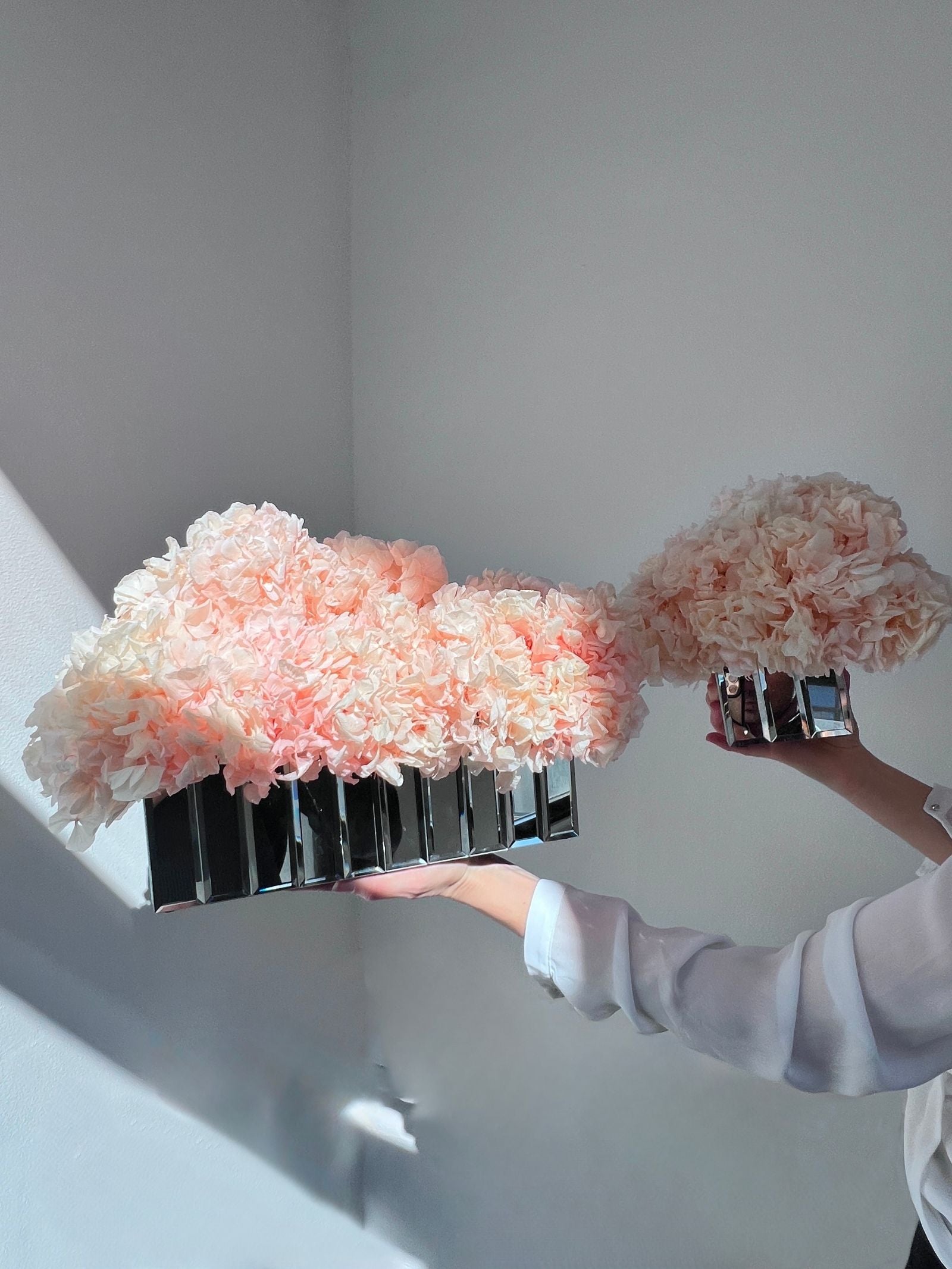 The Mirror Hydrangea β Duo Set β Peachy Cashmere Preserved Hydrangeas in Mirrored Vasesβ Luxe