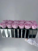 Mirror Rose arrangement seen from the front, roses in a row along the mirrored vase
